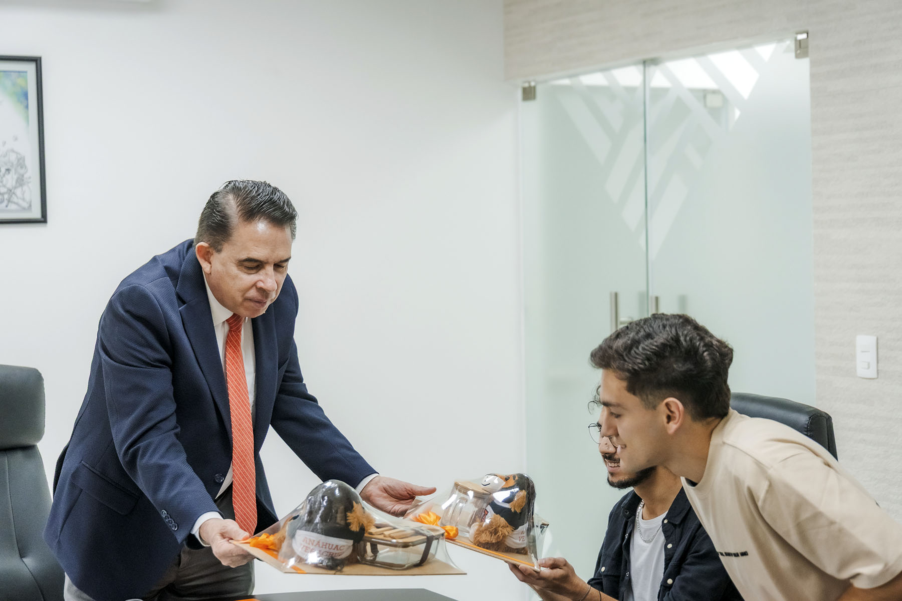 3 / 6 - Visita de los Estudiantes de Incoming Colombia a Rectoría 3 / 6 - Visita de los Estudiantes de Incoming Colombia a Rectoría