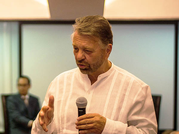 Dr. Jorge Castañeda presenta libro en la Anáhuac Xalapa