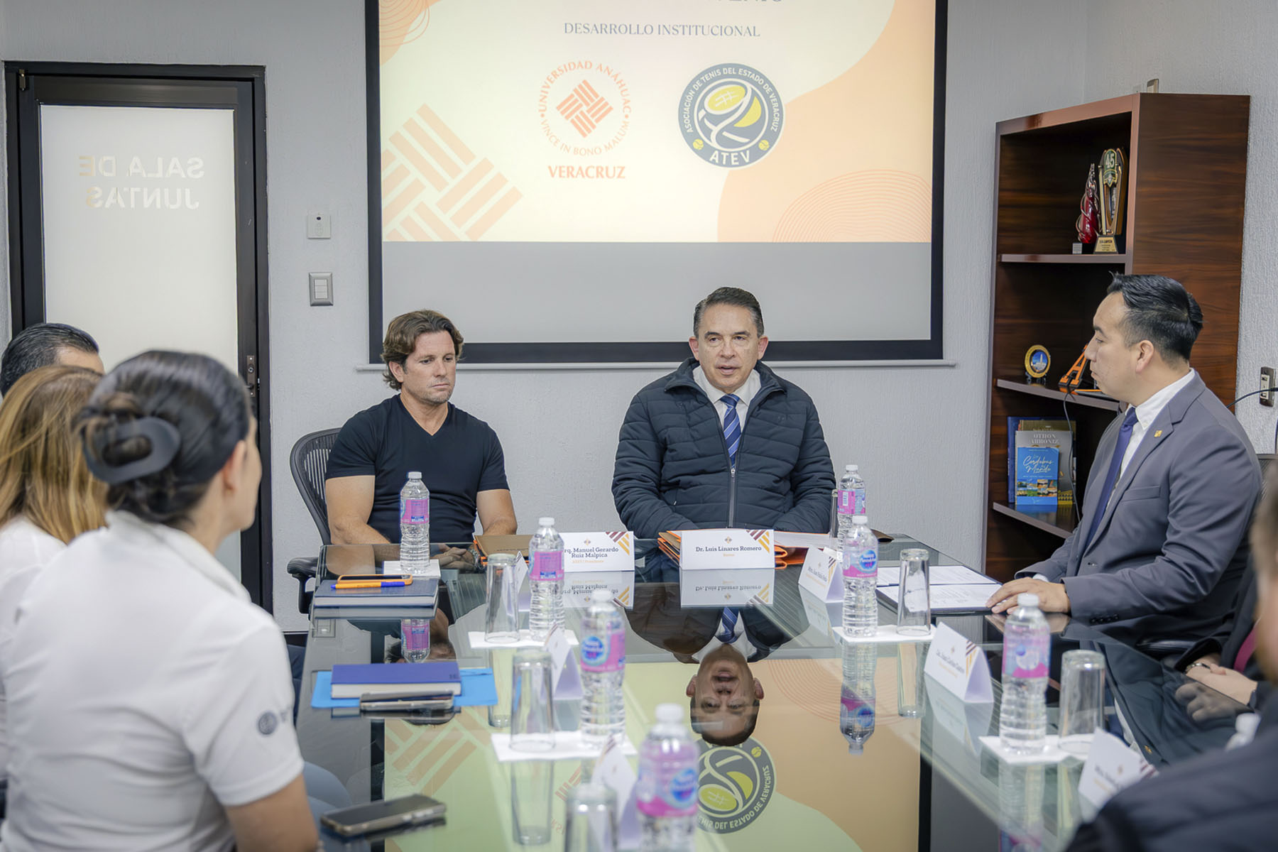 1 / 7 - Firma de Convenio con la Asociación de Tenis del Estado de Veracruz (ATEV) 1 / 7 - Firma de Convenio con la Asociación de Tenis del Estado de Veracruz (ATEV)