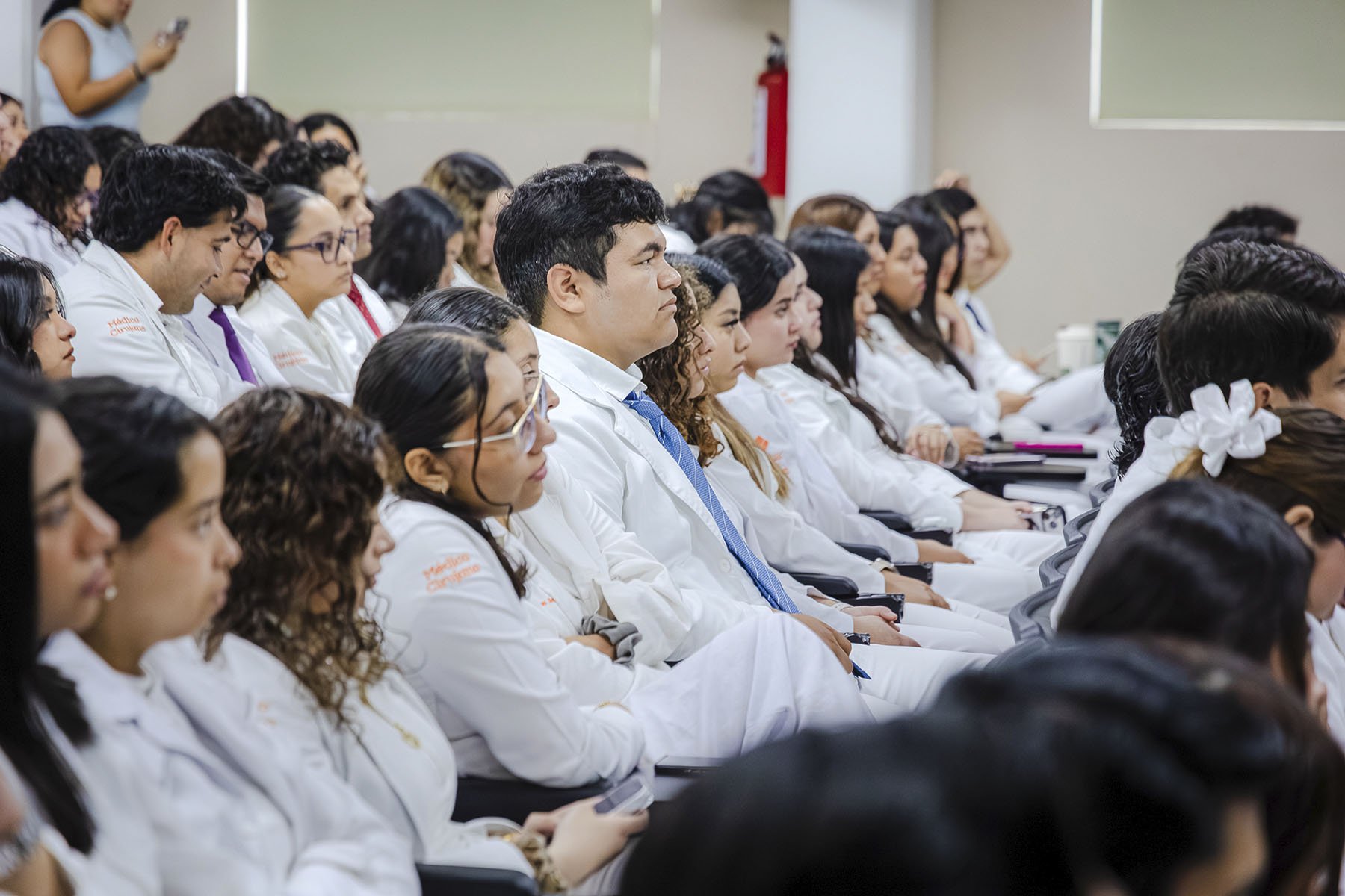 3 / 6 - 6.ª Jornada Académica de la Escuela de Medicina: Ciencia, Tecnología y Destreza 3 / 6 - 6.ª Jornada Académica de la Escuela de Medicina: Ciencia, Tecnología y Destreza