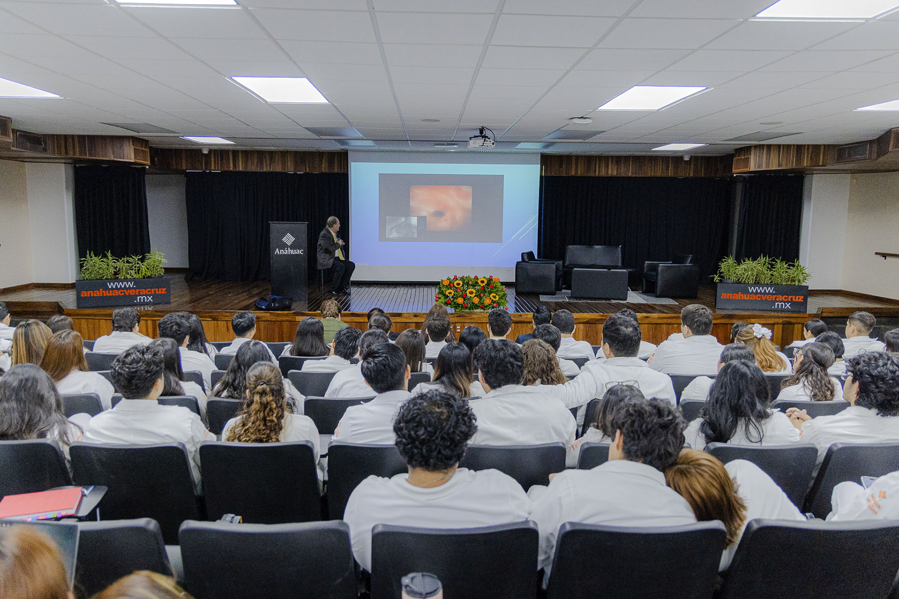 4 / 6 - 6.ª Jornada Académica de la Escuela de Medicina: Ciencia, Tecnología y Destreza 4 / 6 - 6.ª Jornada Académica de la Escuela de Medicina: Ciencia, Tecnología y Destreza