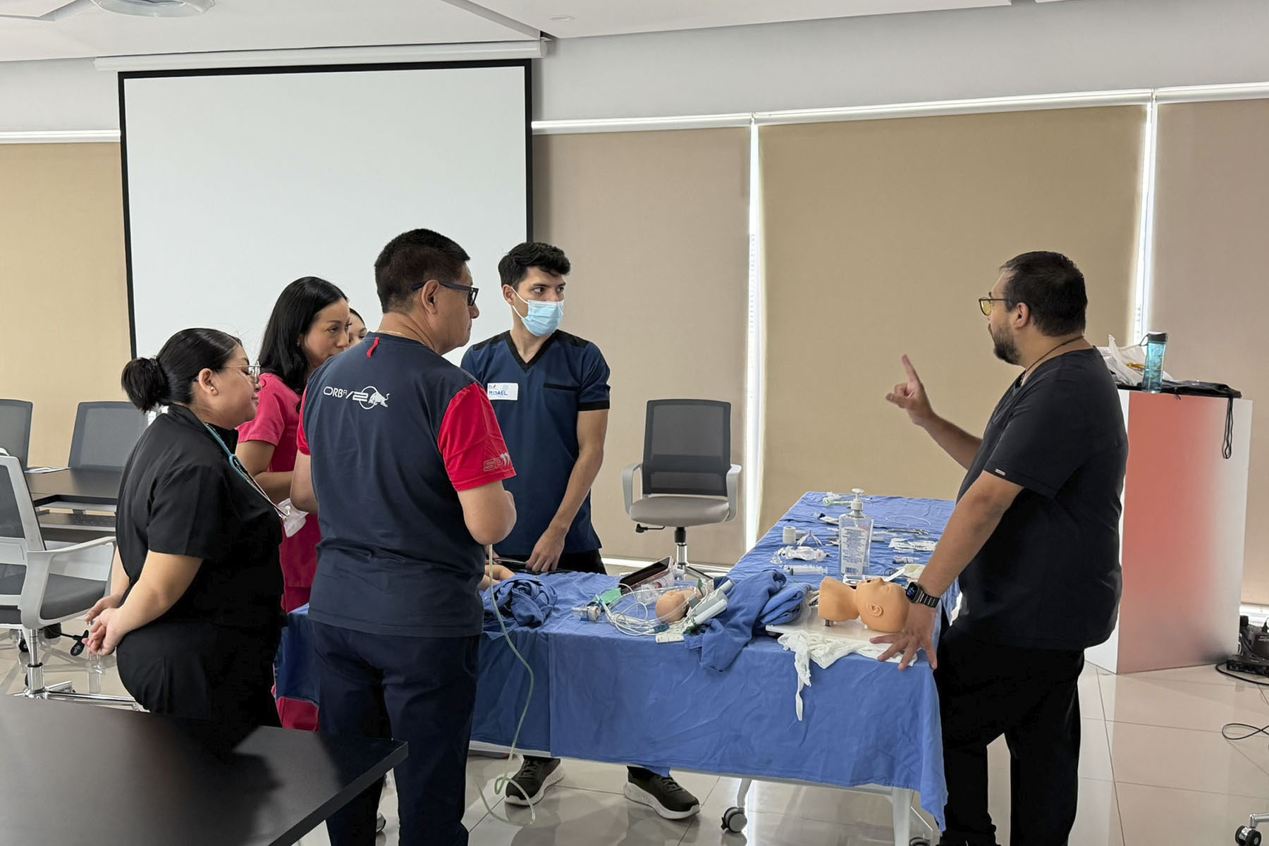 4 / 6 - Curso de Reanimación Neonatal 4 / 6 - Curso de Reanimación Neonatal
