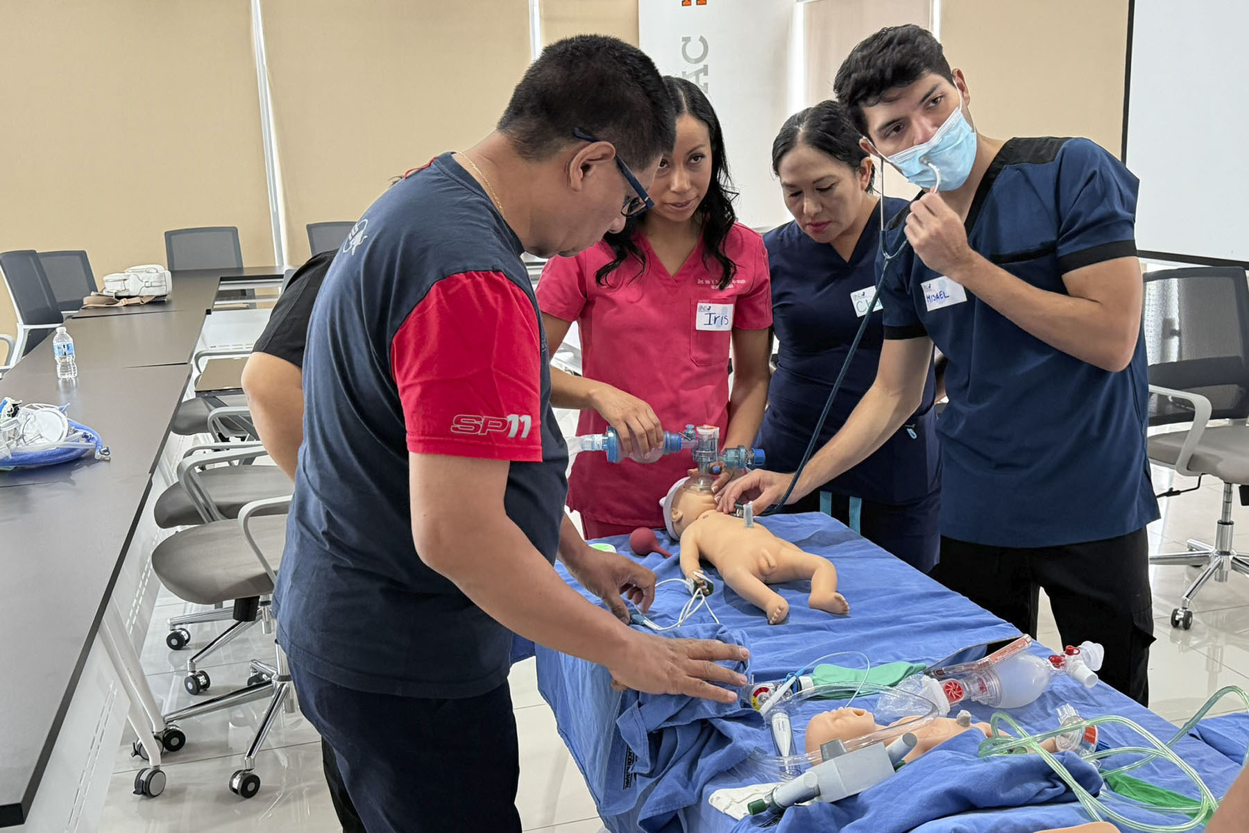 5 / 6 - Curso de Reanimación Neonatal 5 / 6 - Curso de Reanimación Neonatal