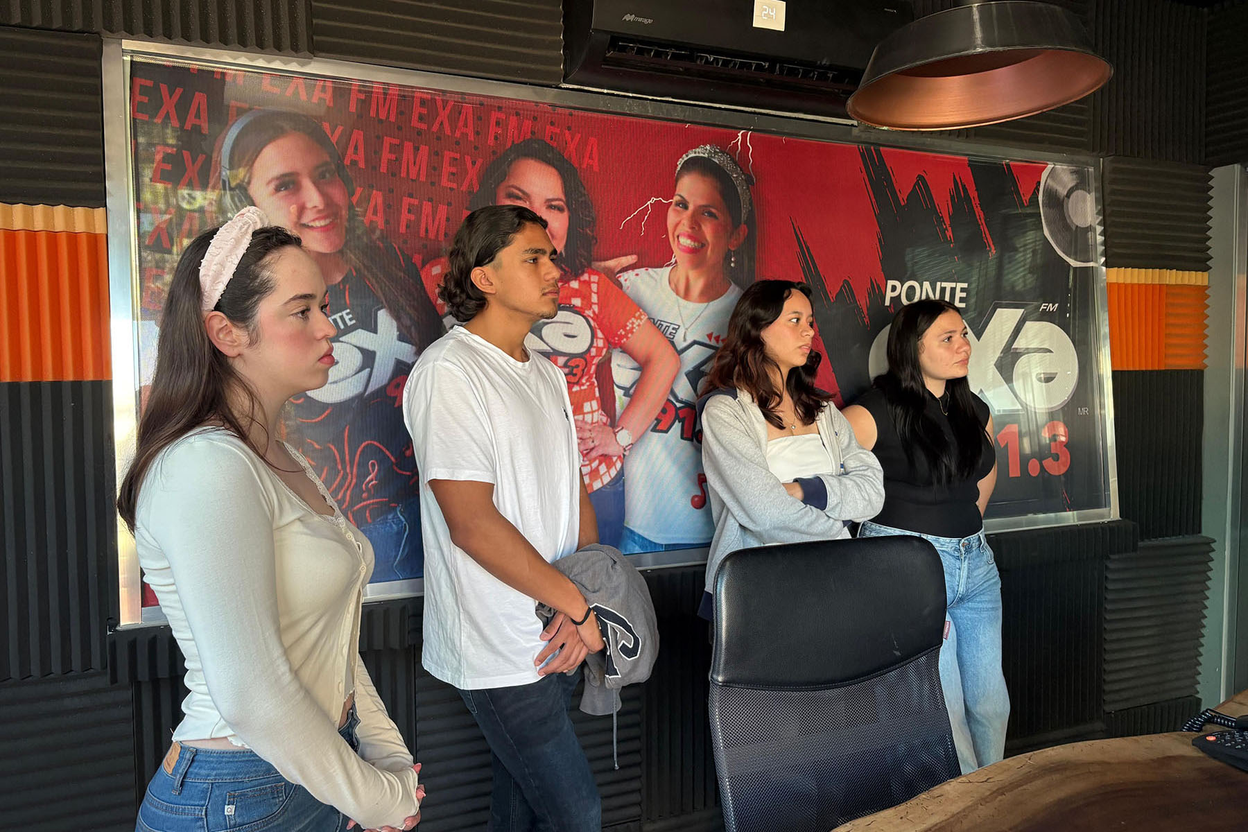 2 / 5 - Detrás del Micrófono: Alumnos Viven la Experiencia de la Radio en Exa FM 2 / 5 - Detrás del Micrófono: Alumnos Viven la Experiencia de la Radio en Exa FM