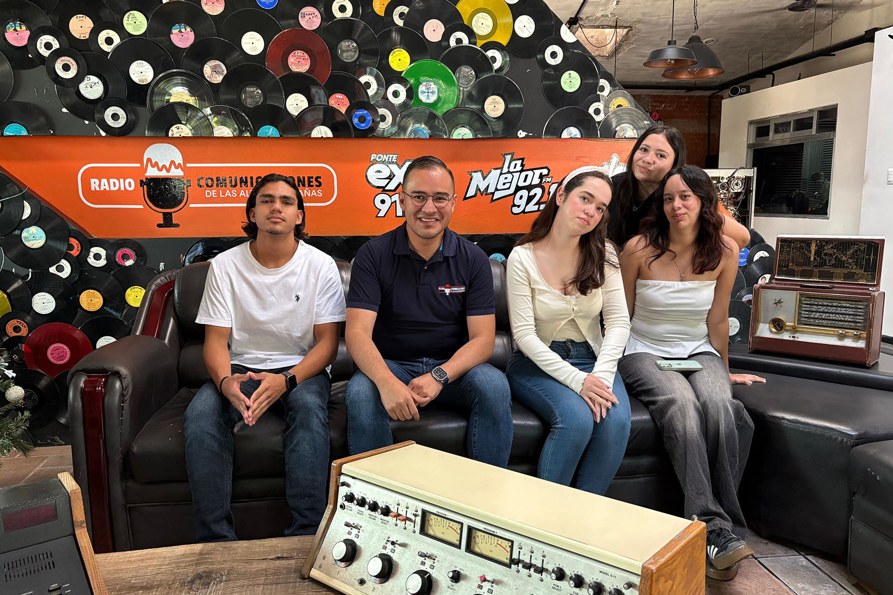 3 / 5 - Detrás del Micrófono: Alumnos Viven la Experiencia de la Radio en Exa FM 3 / 5 - Detrás del Micrófono: Alumnos Viven la Experiencia de la Radio en Exa FM