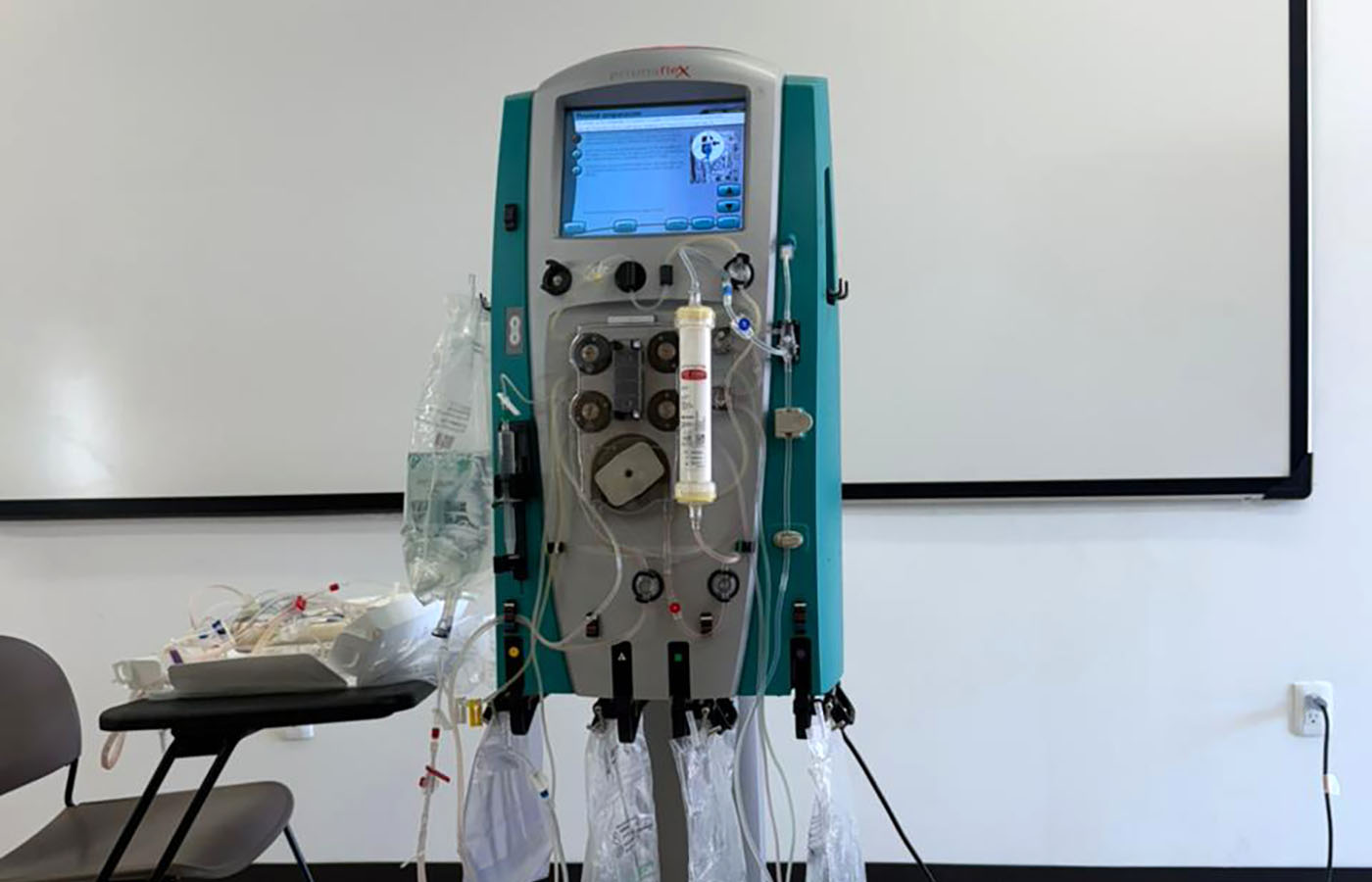 3 / 5 - Ingeniería Biomédica en Acción: Capacitación en Sistemas Avanzados de Terapia Renal 3 / 5 - Ingeniería Biomédica en Acción: Capacitación en Sistemas Avanzados de Terapia Renal