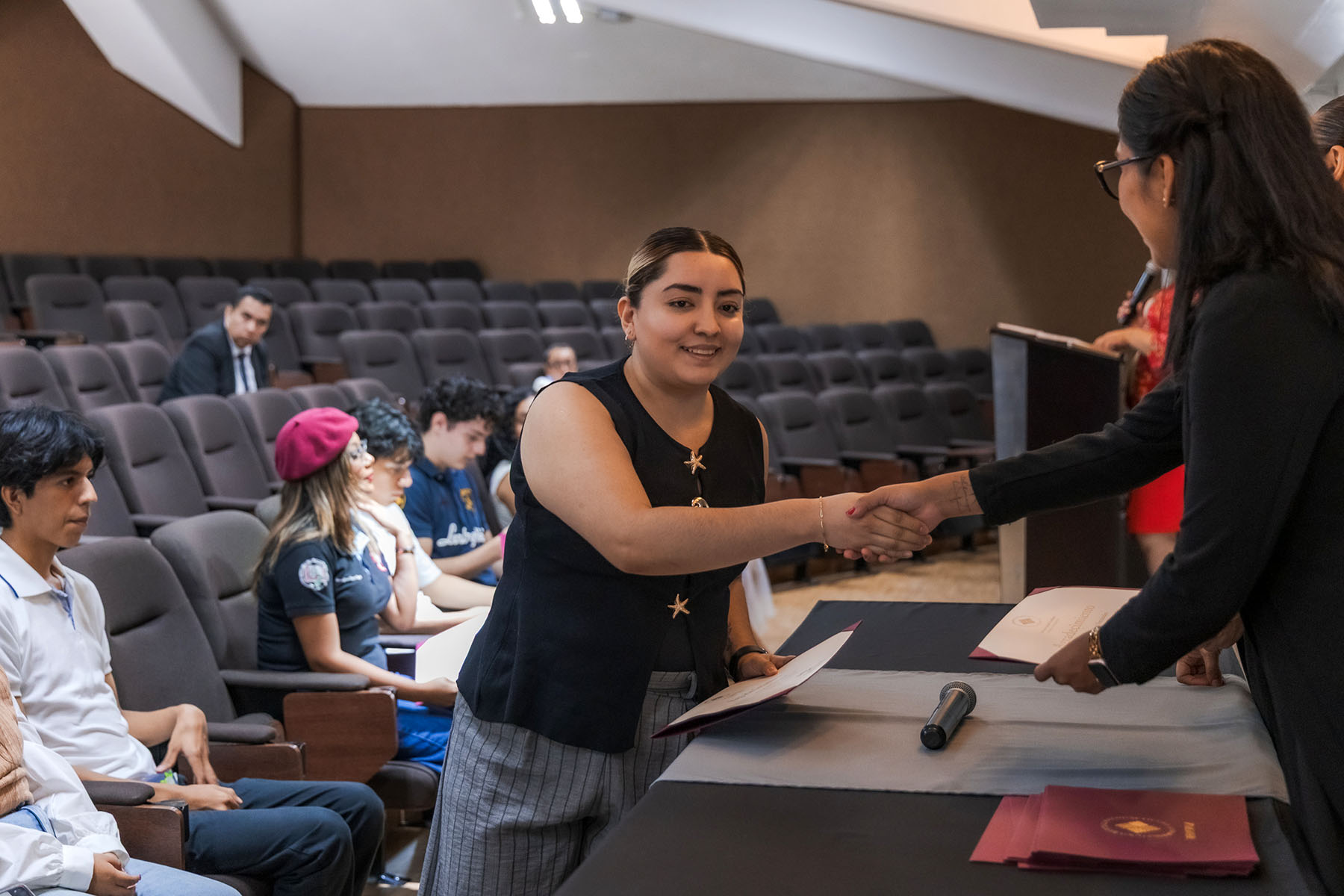 2 / 16 - Reconocimiento al Compromiso de Estudiantes Visitantes del Programa Delfín 2026 2 / 16 - Reconocimiento al Compromiso de Estudiantes Visitantes del Programa Delfín 2026