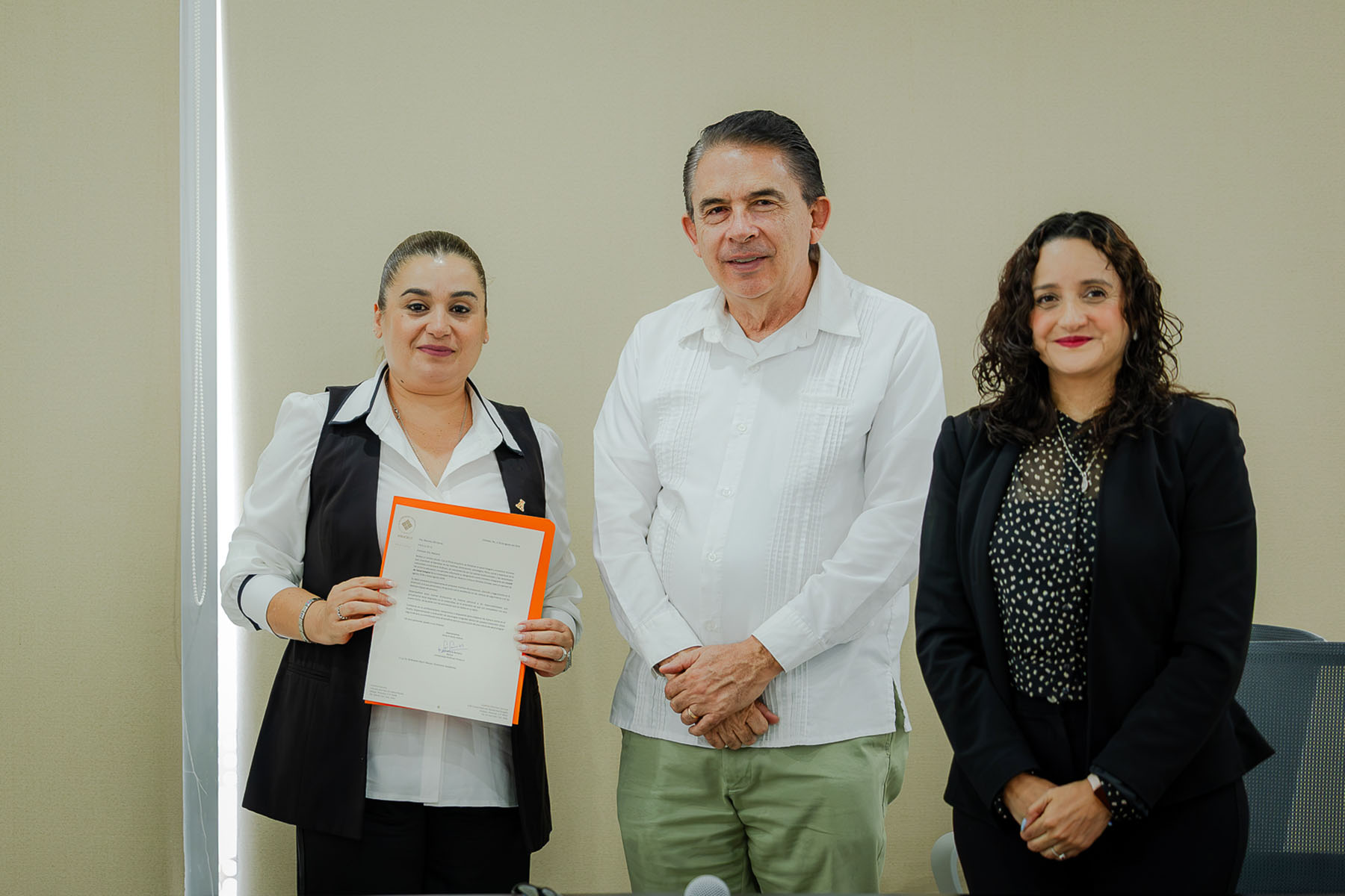 3 / 5 - Comité del Modelo de Salud Integral: Entrega de Nombramientos 3 / 5 - Comité del Modelo de Salud Integral: Entrega de Nombramientos