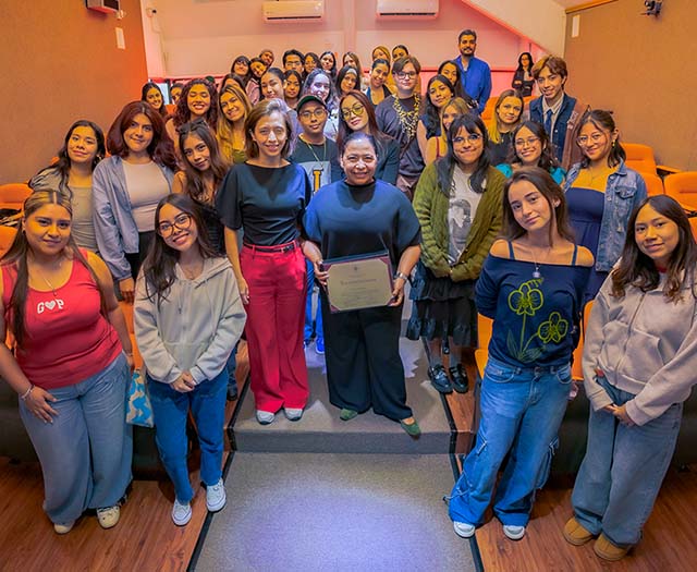 Marcia Rodríguez Comparte con Estudiantes su Experiencia como Diseñadora y Empresaria