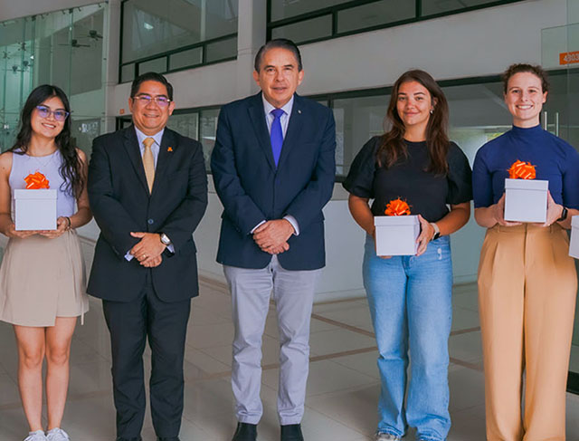 Universidad Anáhuac Veracruz Recibe a sus Alumnas Internacionales en Rectoría
