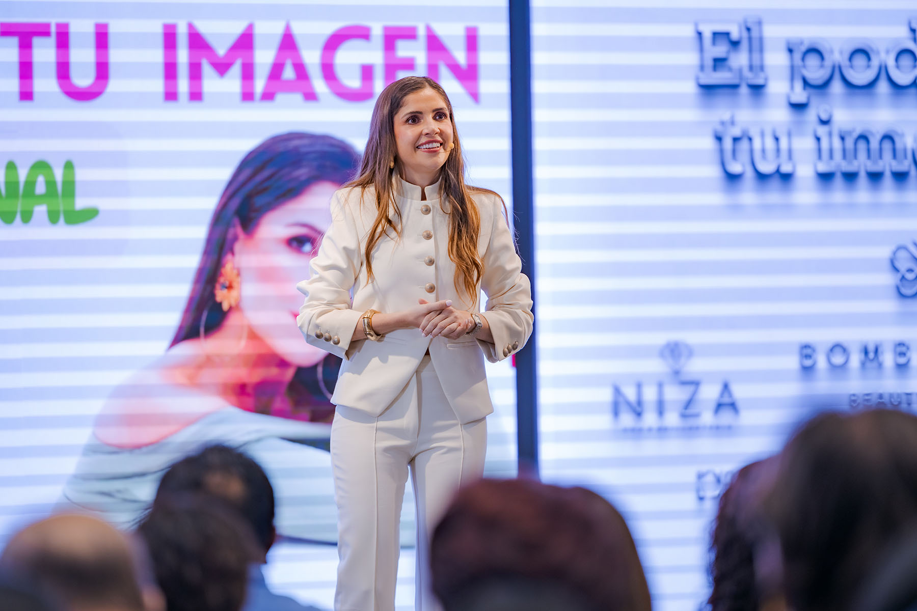 1 / 14 - Adriana Ruiz: Claves para Comunicar Quiénes Somos a Través de la Imagen 1 / 14 - Adriana Ruiz: Claves para Comunicar Quiénes Somos a Través de la Imagen