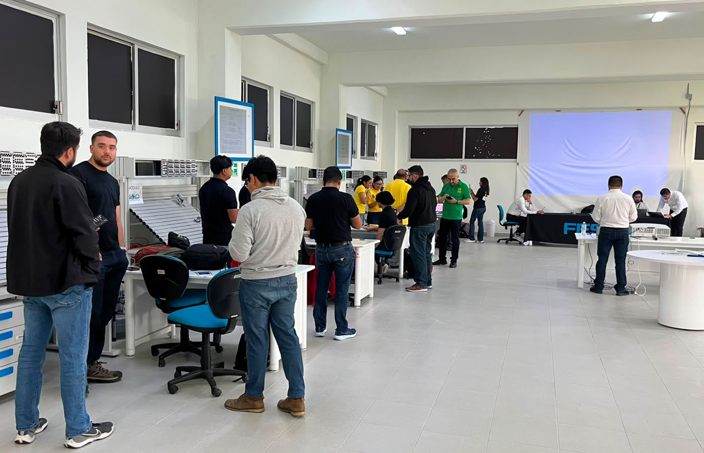 2 / 9 - Estudiantes de Mecatrónica Participan en Competencia de Automatización Industrial 2 / 9 - Estudiantes de Mecatrónica Participan en Competencia de Automatización Industrial