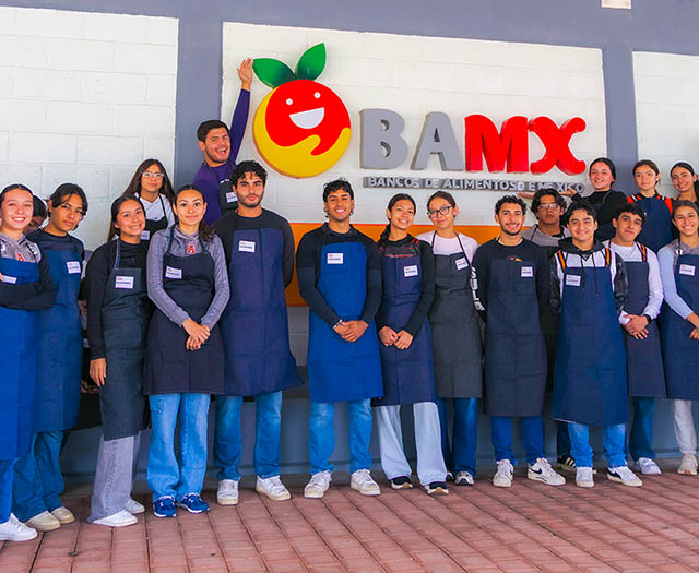 Leones de Tocho Bandera Llevan su Espíritu de Equipo al Banco de Alimentos de Xalapa
