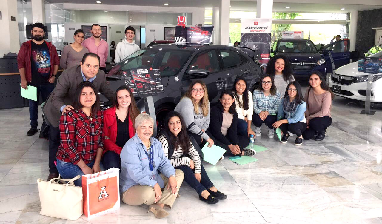 Alumnos de Mercadotecnia y Administración visitaron Honda Xalapa