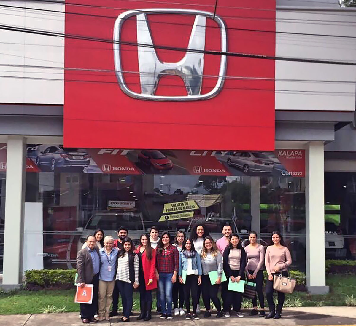 Alumnos de Mercadotecnia y Administración visitaron Honda Xalapa