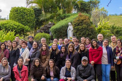 La Comunidad Anáhuac en oración ante la Virgen de Guadalupe