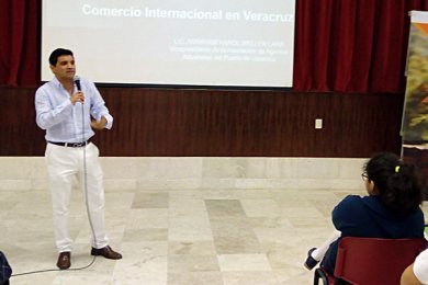 Pdte. del Consejo de Negocios Internacionales imparte Conferencia