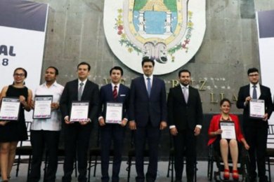 Docente obtiene Premio Estatal de la Juventud 2018