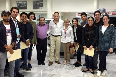 Alumnos de Dirección y Administración de Empresas realiza visita académica a la agencia Honda Xalapa