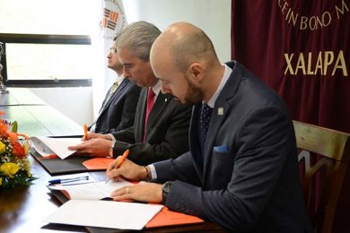 Firma Universidad Anáhuac convenio de colaboración con el SAT