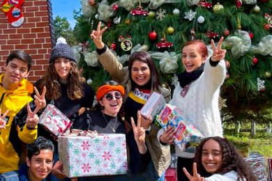 Anunciando la Llegada de la Navidad con el Corte del Pino Navideño