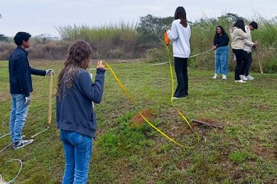 Estudiantes Implementan Técnicas de Trazo y Nivelación en Campo