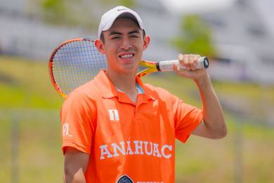 Un León Dentro de las Canchas de Tenis