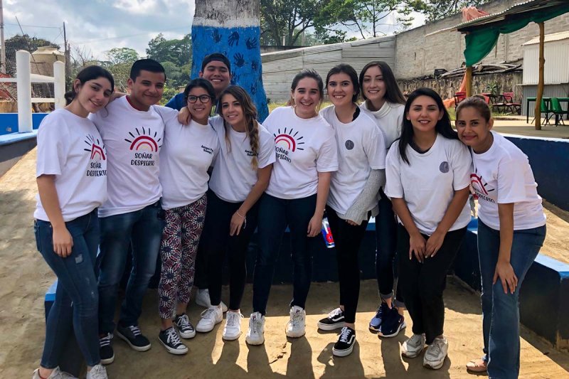 Grupo Soñar Despierto de Visita en la Escuela las Maravillas 1 / 7 - Grupo Soñar Despierto de Visita en la Escuela las Maravillas