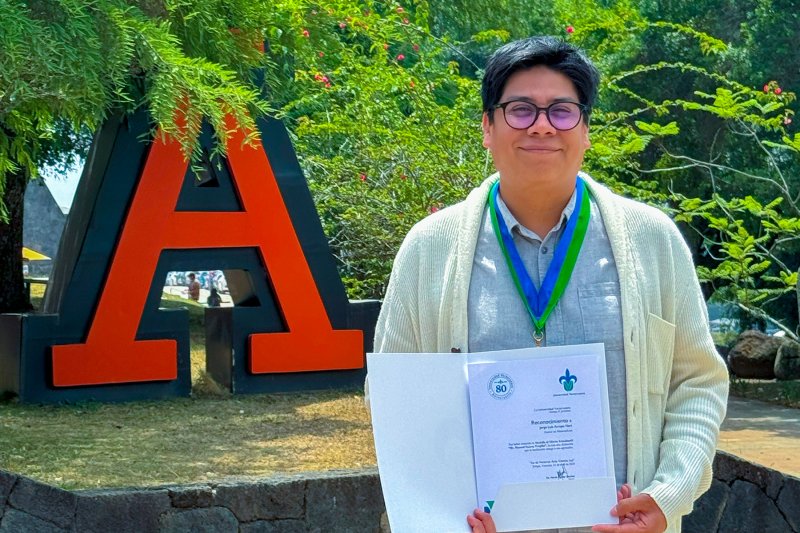 Ver en pantalla completa 1 / 1 - Felicitamos al Dr. Jorge Luis Arroyo Neri por su Destacado Logro