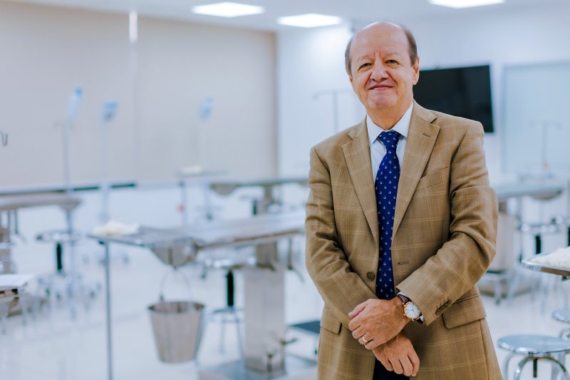 Ver en pantalla completa 1 / 1 - Entrevista al Dr. Alejandro Escobar Mesa