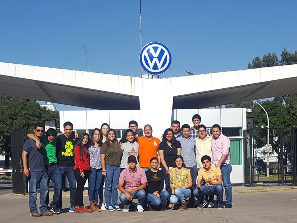 Alumnos de la Escuela de Ingeniería visitan la planta VW de Puebla