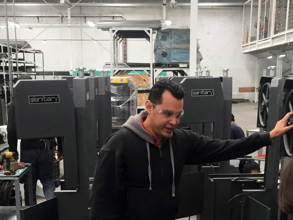 Alumnos de Ingeniería visitan la Planta Industrial de Digitop