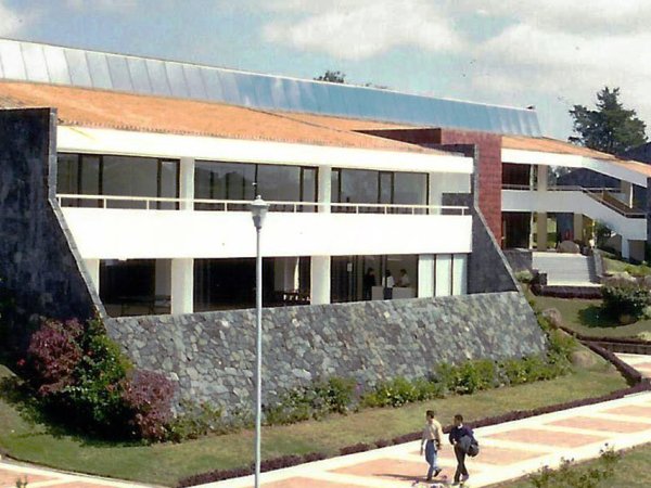 1997 / Primera etapa es entregada.