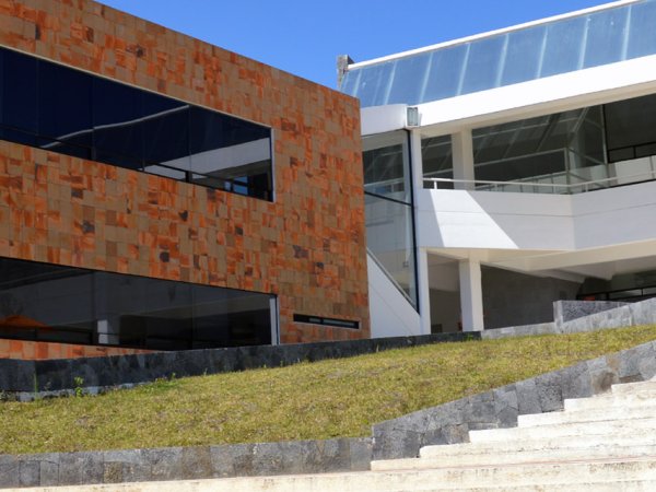 2012 / Se inaugura el tercer edificio.