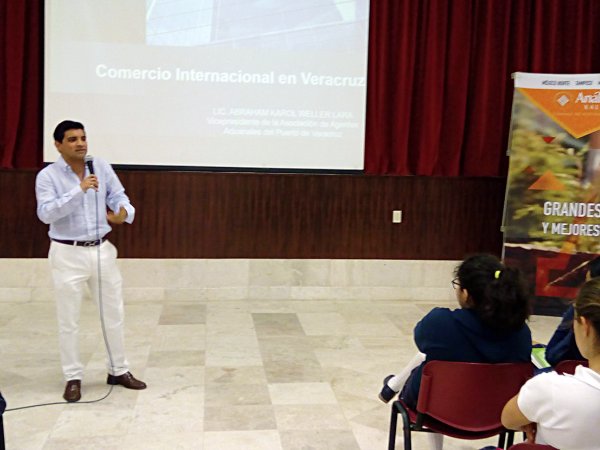 Pdte. del Consejo de Negocios Internacionales imparte Conferencia
