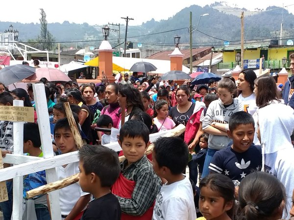 Entrega de juguetes en la comunidad de Ayahualulco