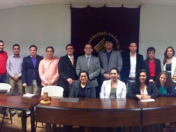 Presentación de cursos en línea por alumnos de Derecho