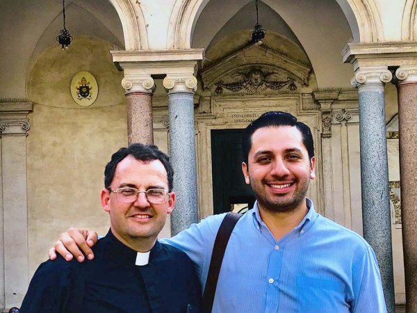 Coordinador de Mercadotecnia participa en curso en Italia