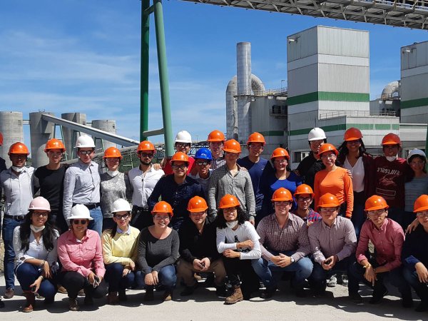 Alumnos de Ingeniería visitan la planta de Cementos Moctezuma