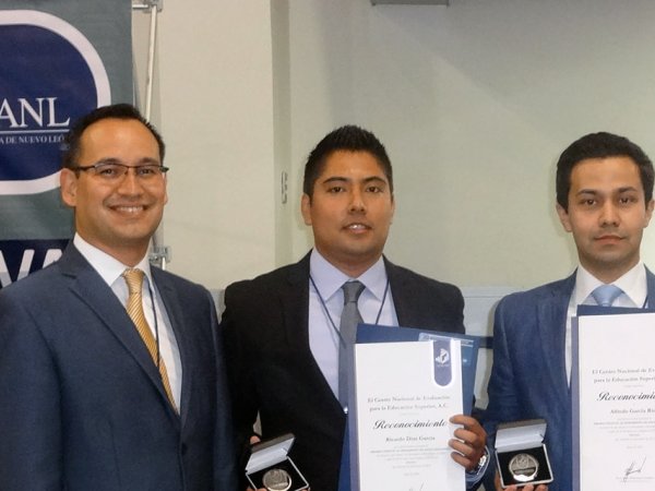 Alumnos de Escuela de Derecho obtienen premio de Excelencia Nacional